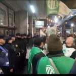 Protesta contra Azcué en el Teatro Odeón en plena Gala del 9 de Julio