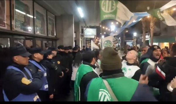 Protesta contra Azcué en el Teatro Odeón en plena Gala del 9 de Julio