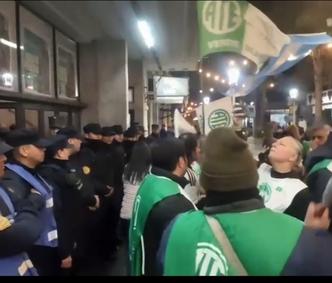Protesta contra Azcué en el Teatro Odeón en plena Gala del 9 de Julio