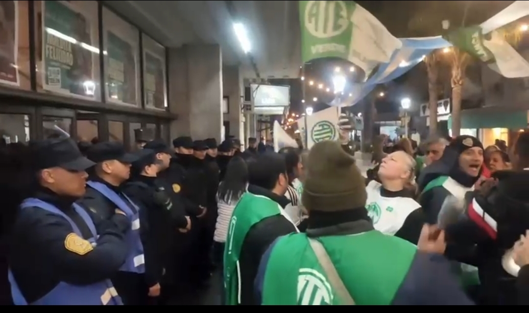 Protesta contra Azcué en el Teatro Odeón en plena Gala del 9 de Julio