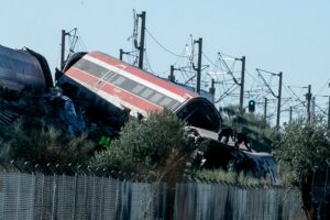 Dos trenes de alta velocidad chocaron en Toledo: al menos 64 muertos