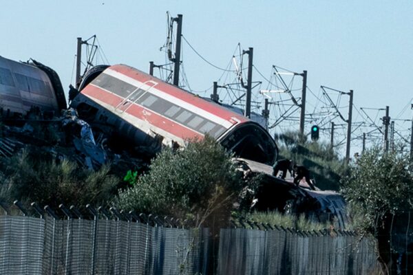 Dos trenes de alta velocidad chocaron en Toledo: al menos 64 muertos