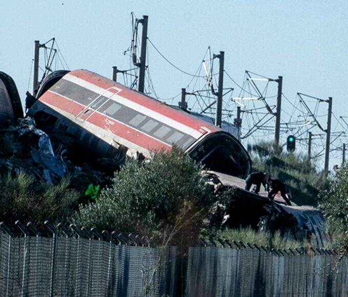 Dos trenes de alta velocidad chocaron en Toledo: al menos 64 muertos