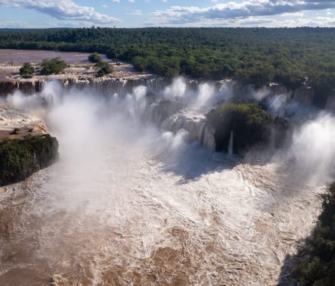 Crecida del Iguazú: vuelven a cerrar circuitos en Misiones