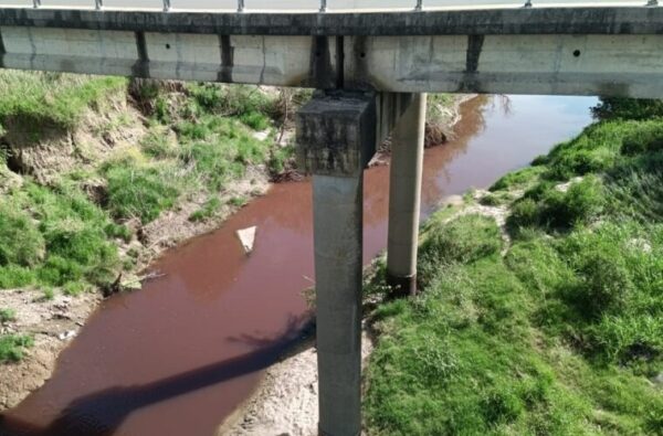 Aguas rojizas en el arroyo Espinillo: vuelve la alarma por la cuenca Las Conchas