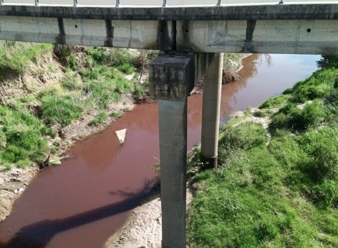 Aguas rojizas en el arroyo Espinillo: vuelve la alarma por la cuenca Las Conchas