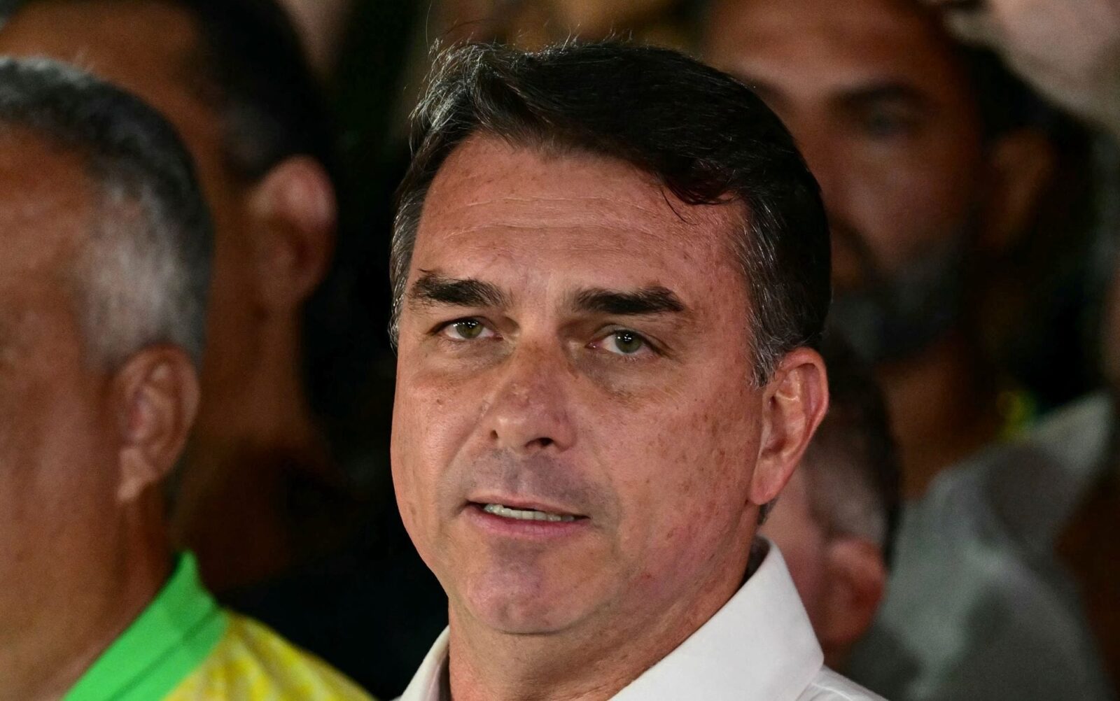 Flavio Bolsonaro salió de Brasil y viaja a EE.UU.: escapó a la orden del STF