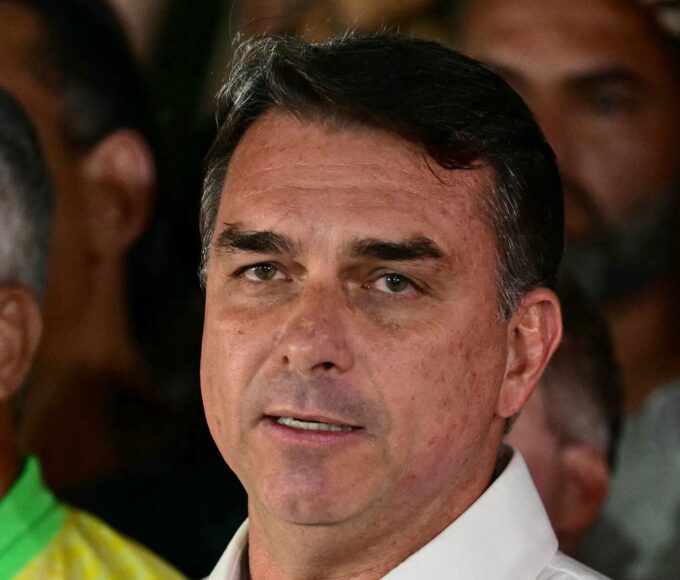 Flavio Bolsonaro salió de Brasil y viaja a EE.UU.: escapó a la orden del STF