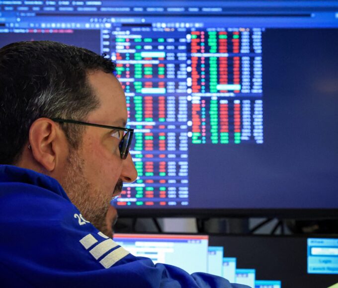 Bonos al alza y riesgo país a la baja: el Merval reviró a pérdida